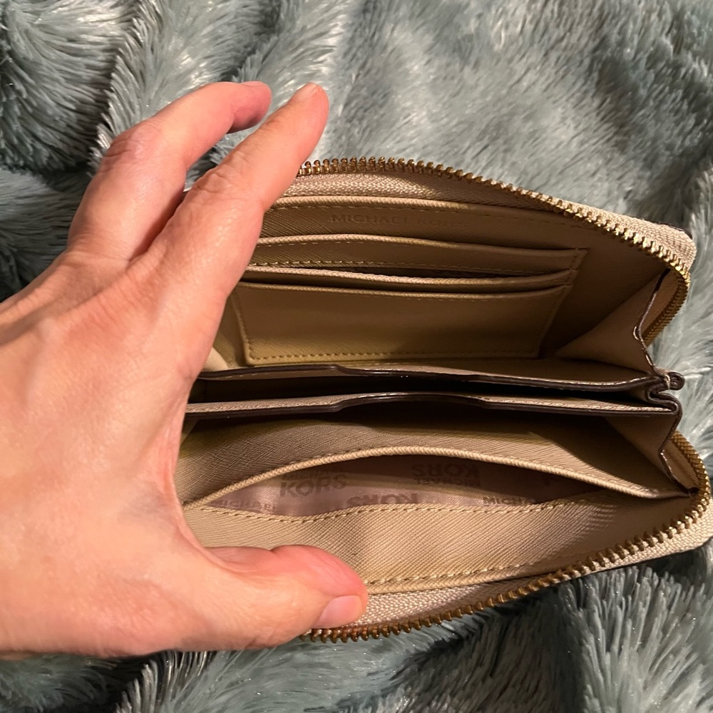 Micheal Kors, Beautiful snake skin look, wallet/ wristlet - Picture 4 of 9